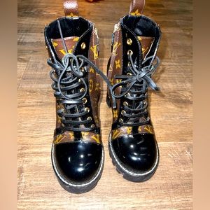 Slightly worn Christian Louboutin women shoes